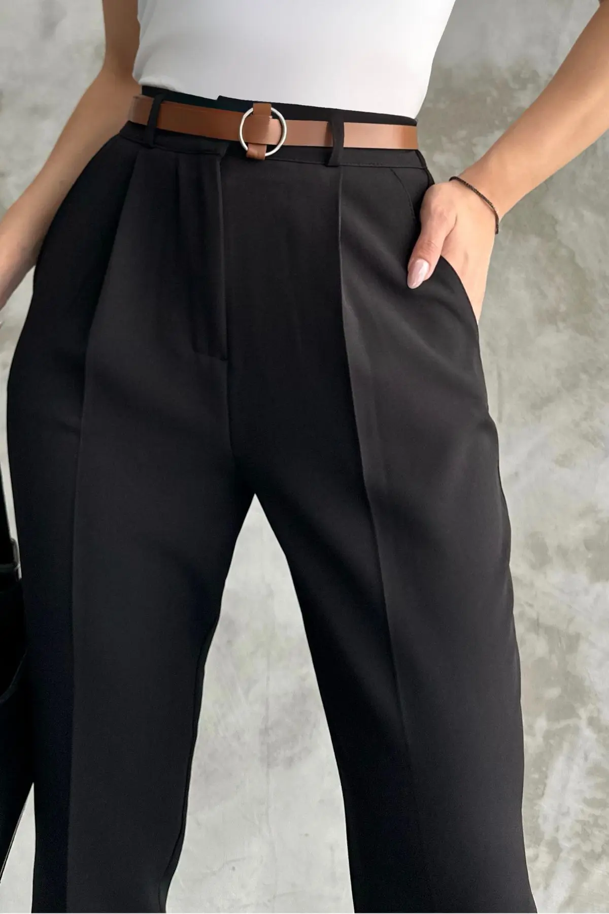 Kadın Dar Paça Pileli Kemerli Mevsimlik Kumaş Pantolon Siyah