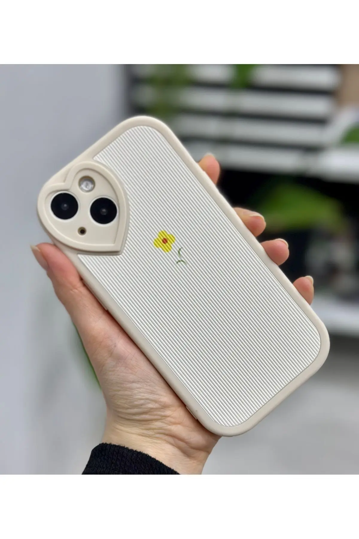 Iphone 13 Ve 14 Uyumlu Kamera Kalp Detaylı  Kaplama Çiçek Tasarımlı Kılıf