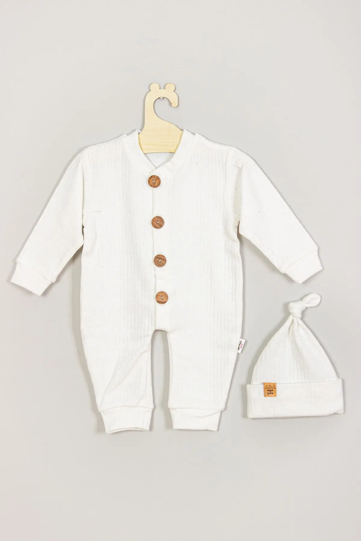 ADABEBEK %100 Pamuk Ahşap Düğmeli Fitilli Şapkalı Bebek Tulum