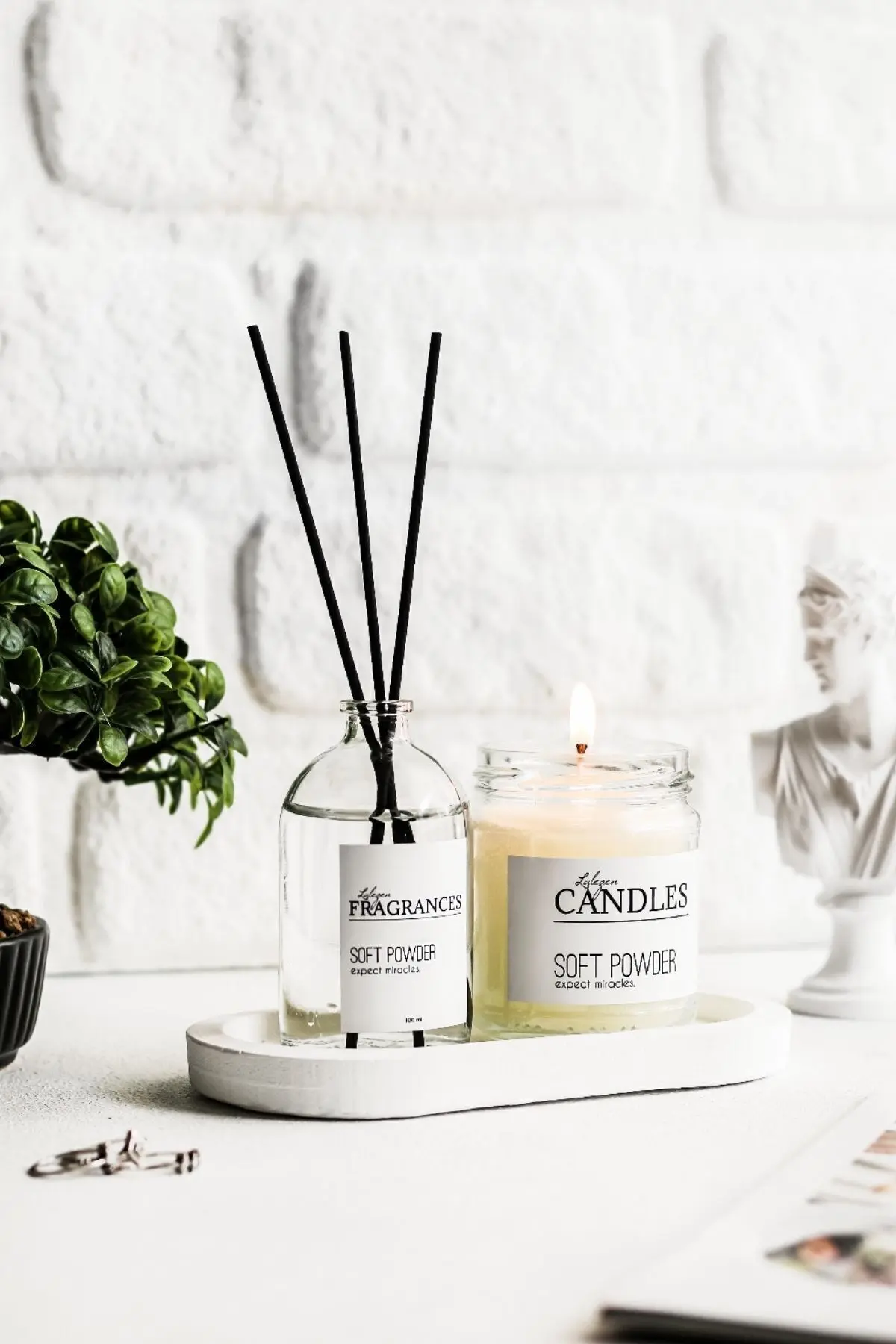 LALEZEN HOME Pudra Kokusu Ve Kokulu Mum Şeffaf ( Beyaz Stantli)