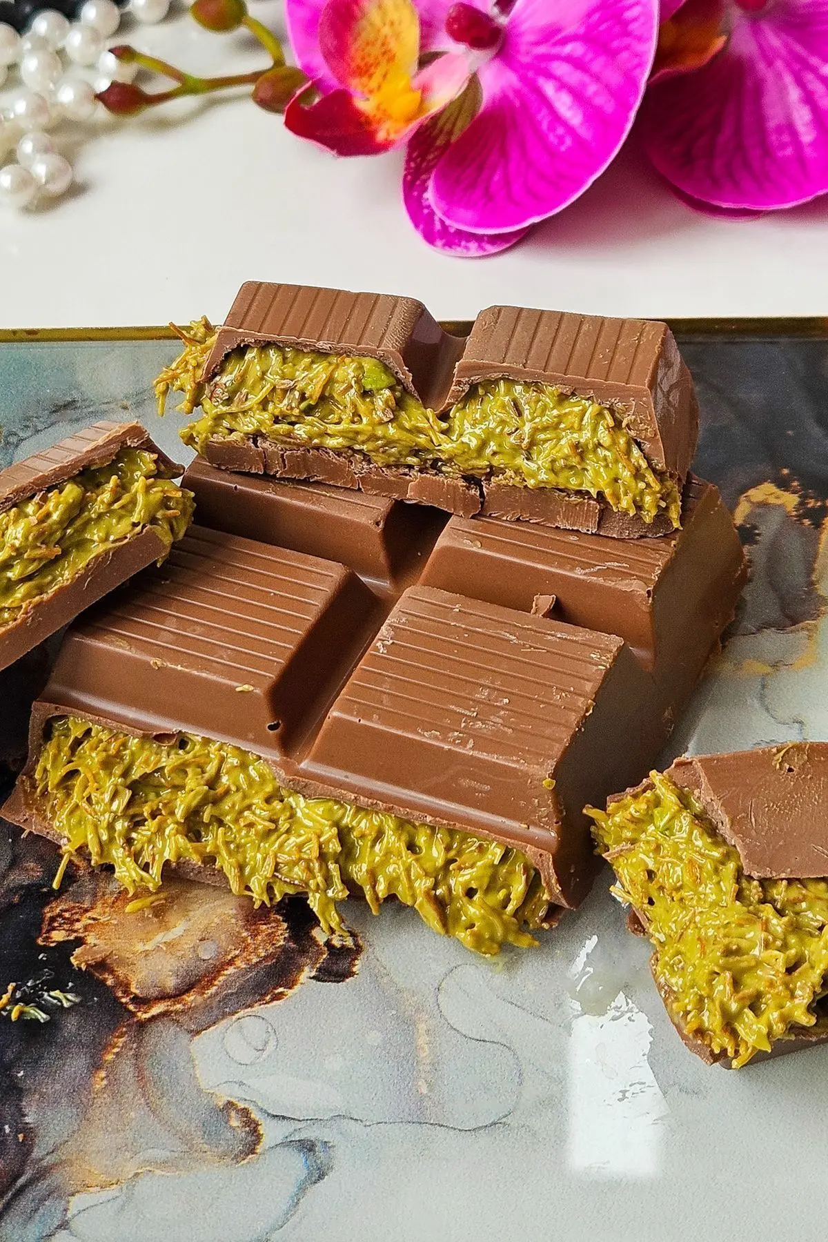 Belçika Çikolatası: İçi Bol Kadayıflı Ve %70 Antep Fıstığı Ezmeli Dubai Künefe Çikolata