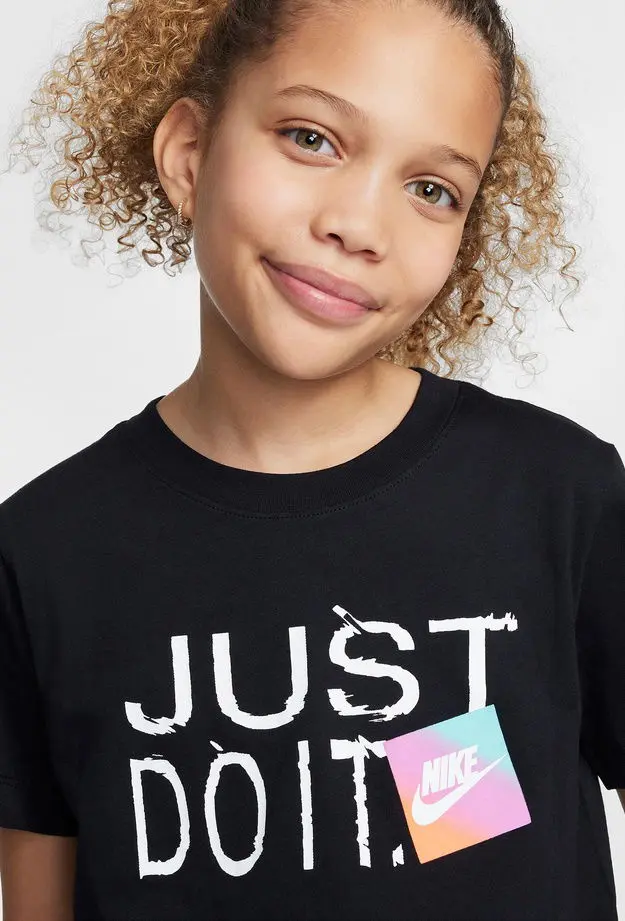 Nike Sportswear Genç Çocuk Siyah T-Shirt