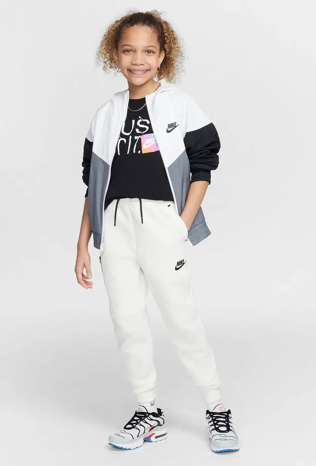 Nike Sportswear Genç Çocuk Siyah T-Shirt