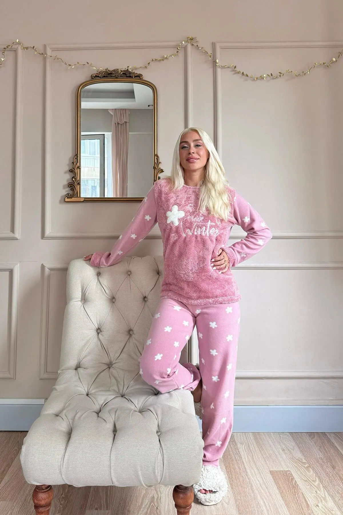 Pembe Hello Winter Desenli Kadın Peluş Pijama Takımı