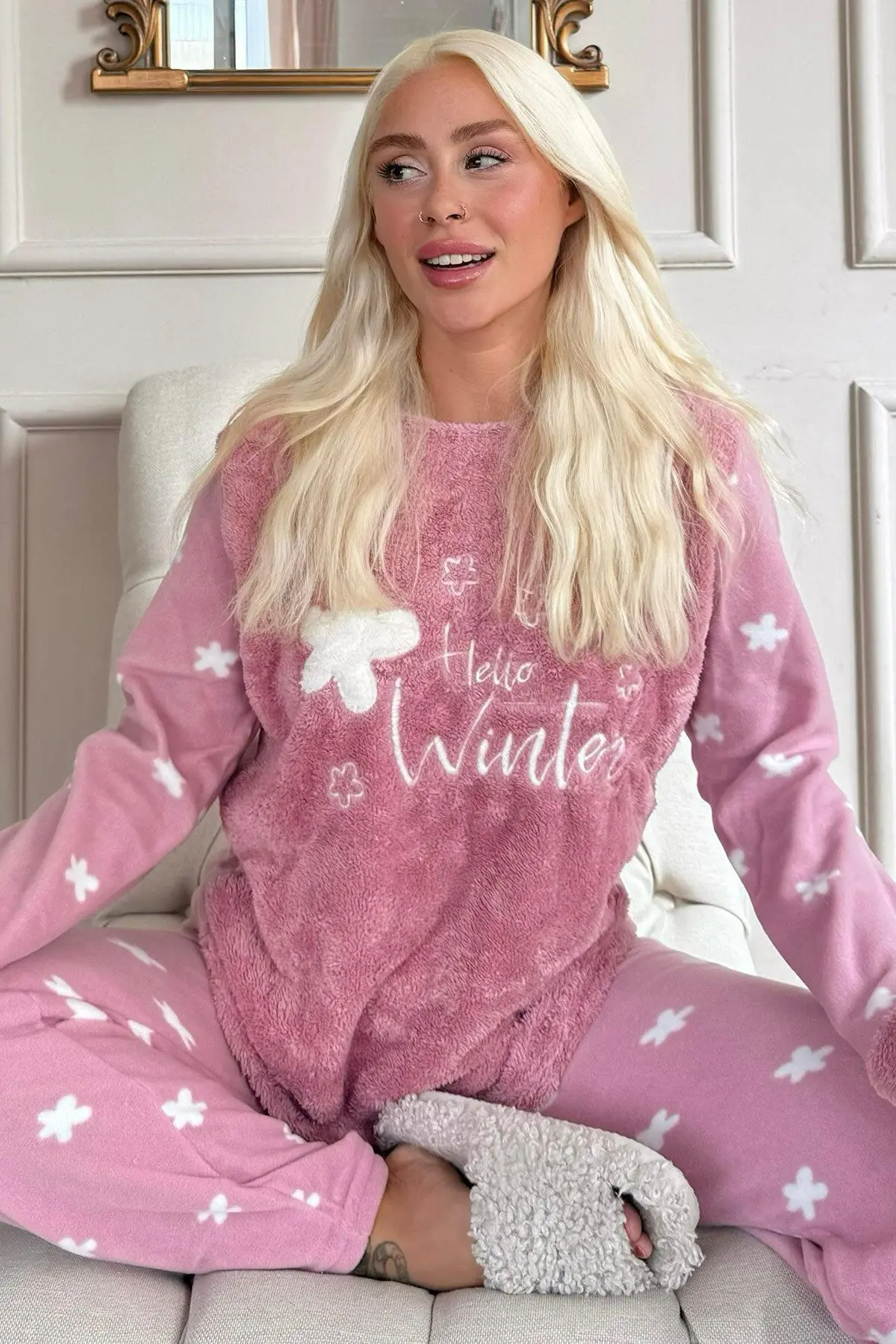 Pijamaevi Pembe Hello Winter Desenli Kadın Peluş Pijama Takımı