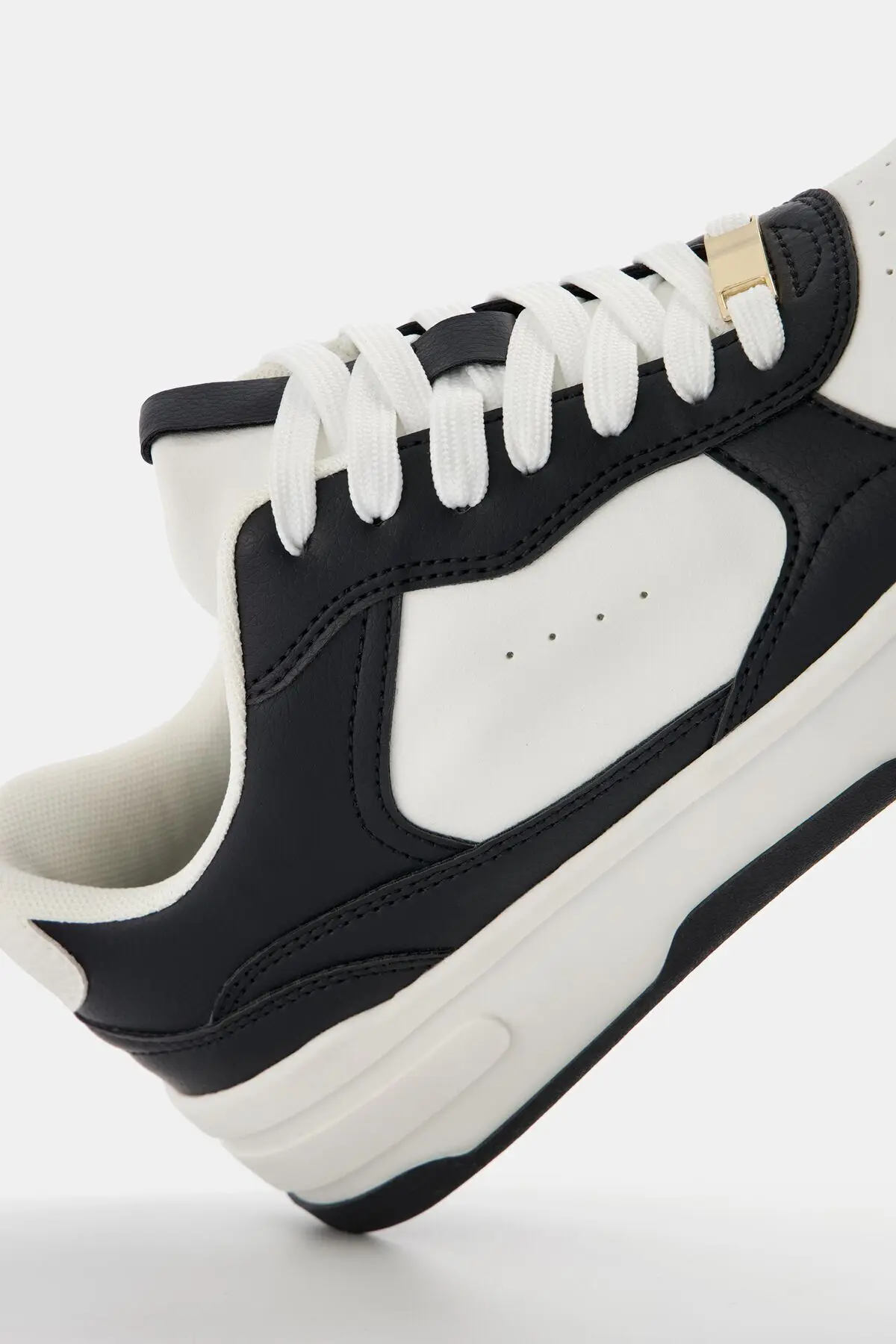 Kontrast spor ayakkabı