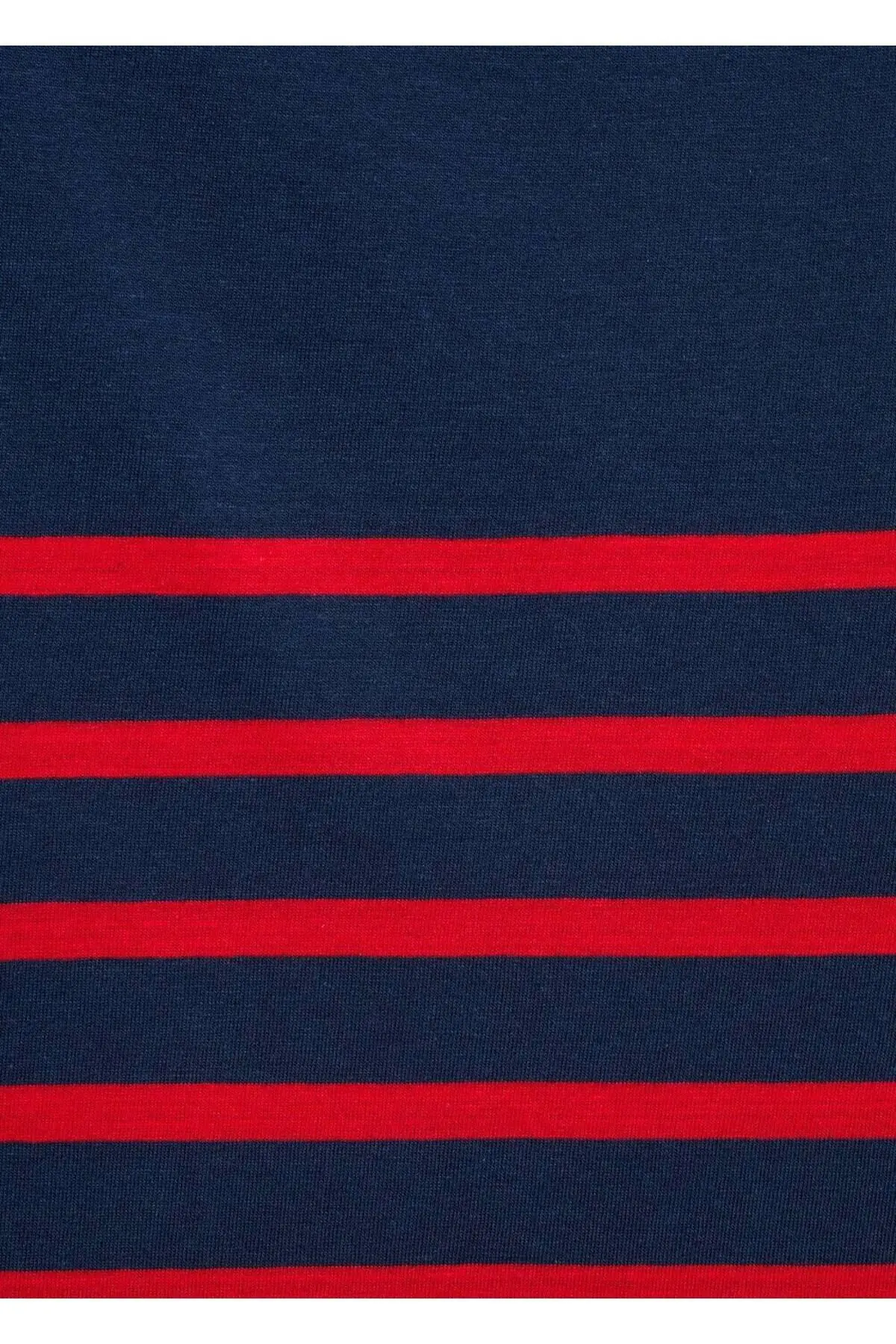 Çizgili kayık yaka tişört