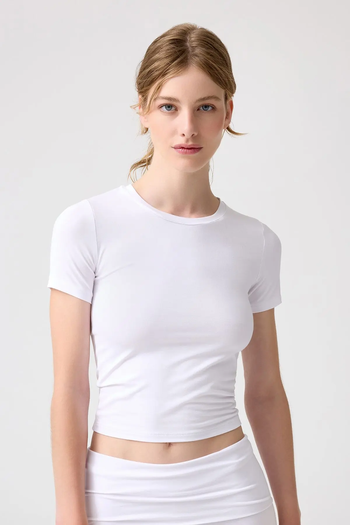 LOS OJOS x Melodi Beyaz Bedene Oturan Tişört Short Fitted