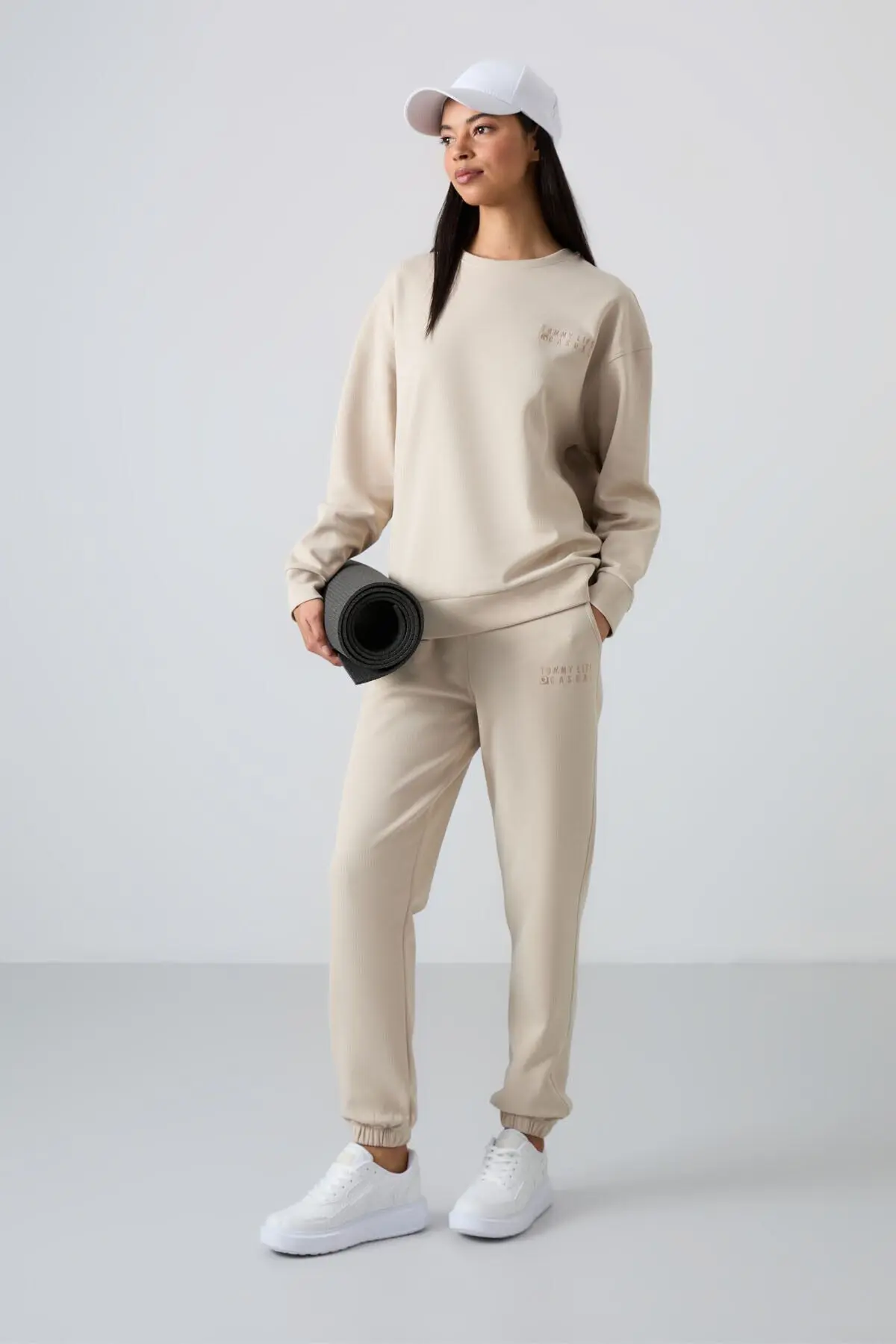 TOMMY LIFE Bej O Yaka Oversize Lastik Paça Kadın Eşofman Takım - 95287