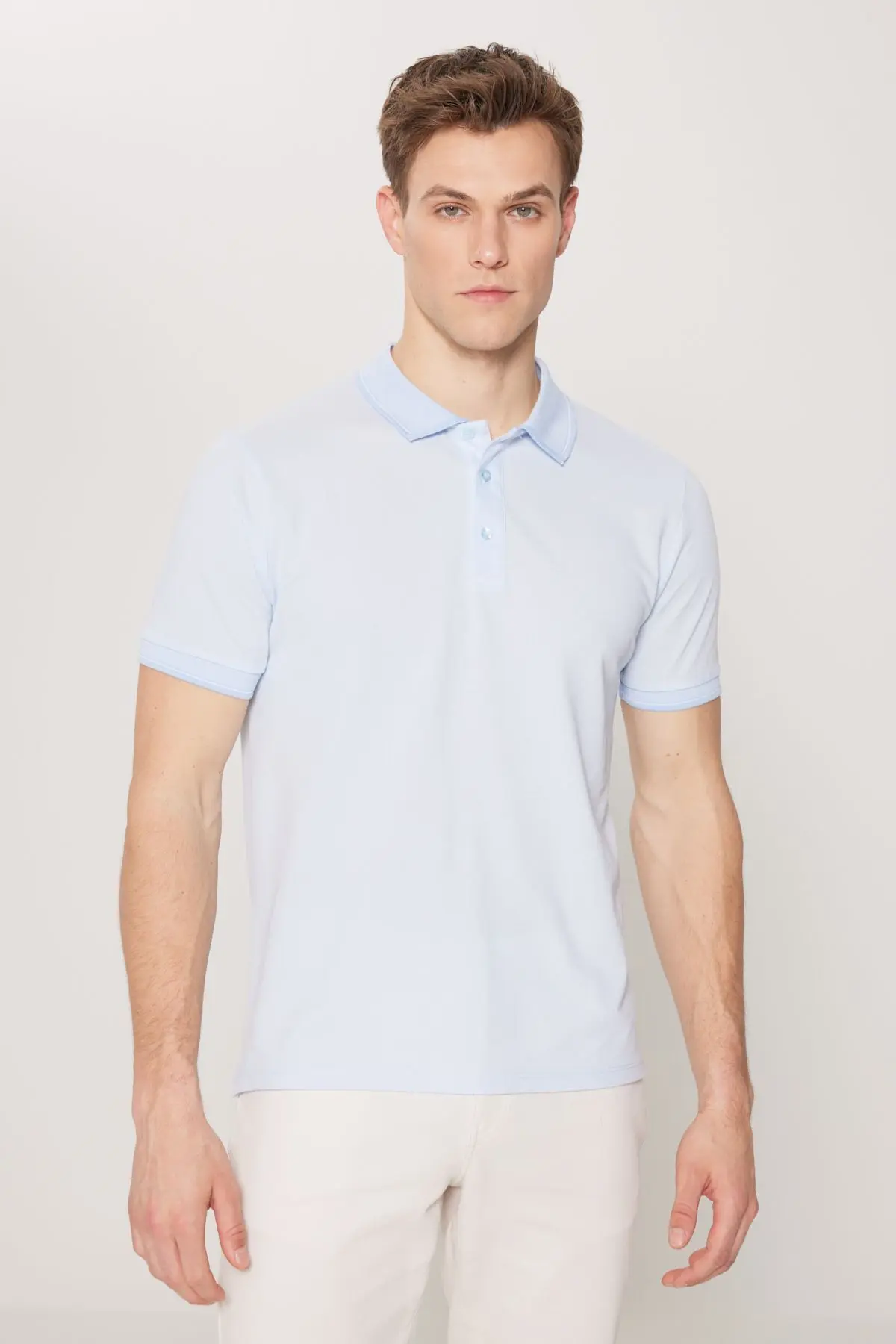 Erkek Çekmeyen Pamuklu Kumaş Slim Fit Dar Kesim Açık Mavi Kıvrılmaz Polo Yaka Tişört