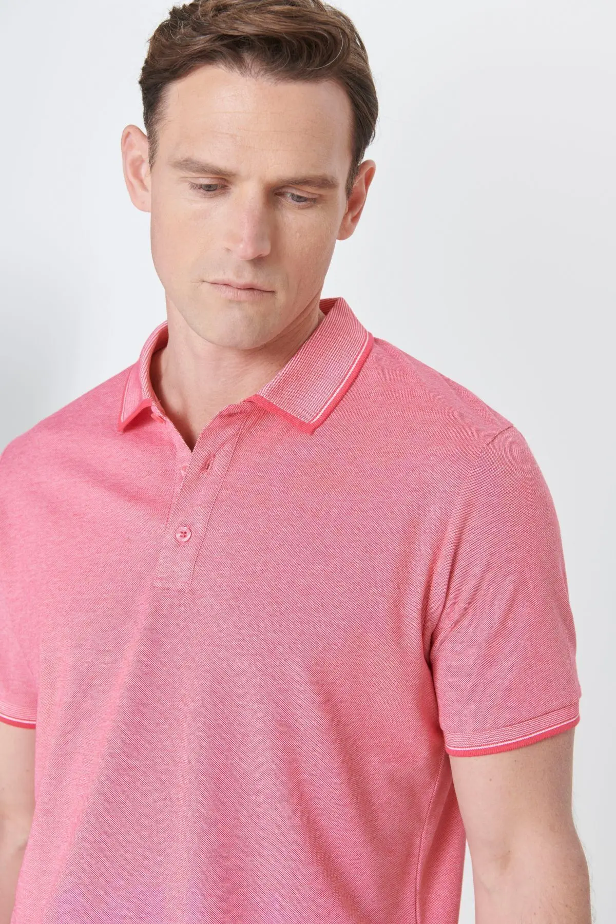 Erkek Çekmeyen Pamuklu Kumaş Slim Fit Dar Kesim Fuşya-Beyaz Kıvrılmaz Polo Yaka Tişört
