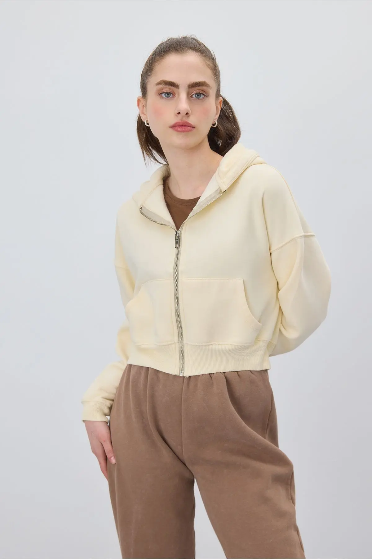TUBİA Kadın Kapüşonlu Şardonlu Taş Renk Crop Sweatshirt Hırka
