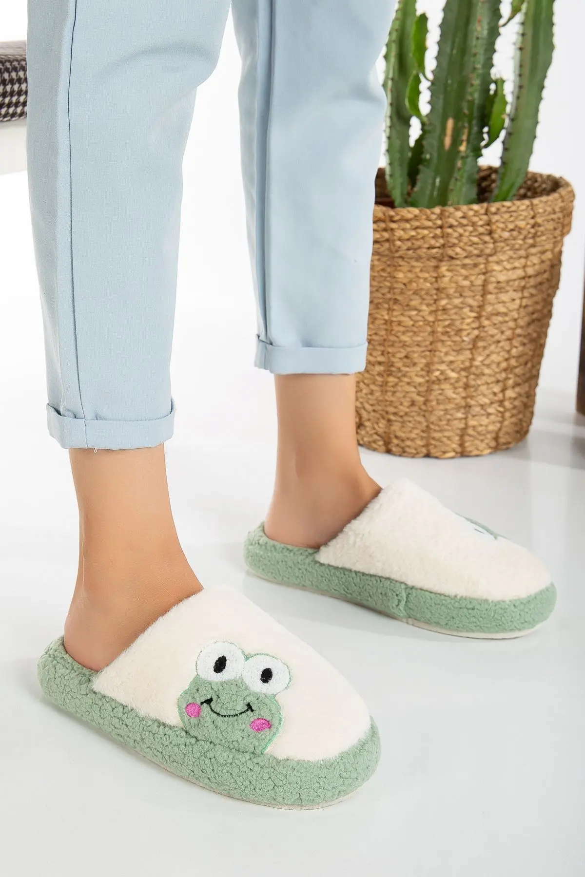 Kadın Kurbağa Figürlü Sessiz Taban Peluş Ev Terliği