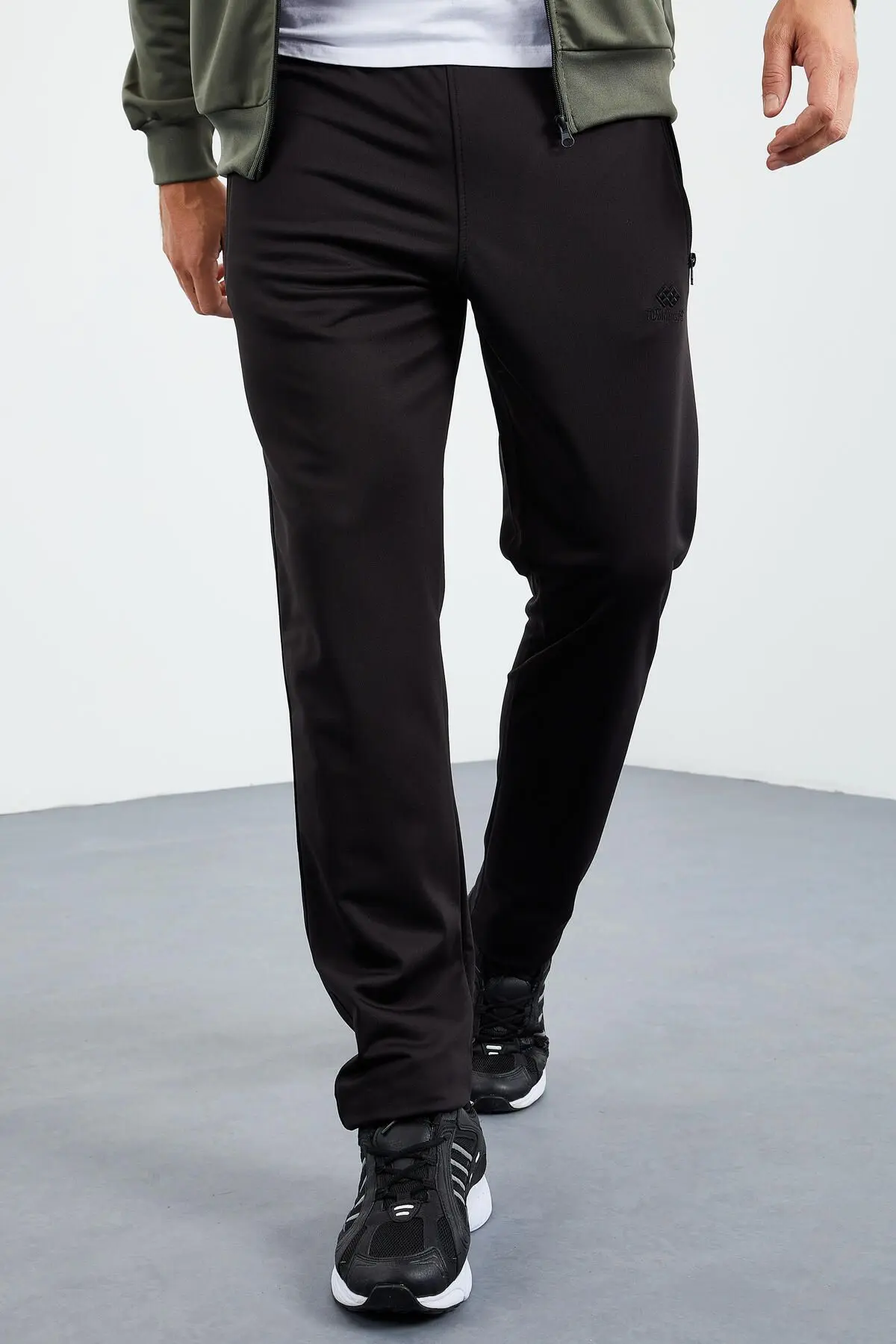 Çağla - Siyah Dik Yaka Fermuarlı Standart Kalıp Klasik Paça Erkek Eşofman Takımı - 85162