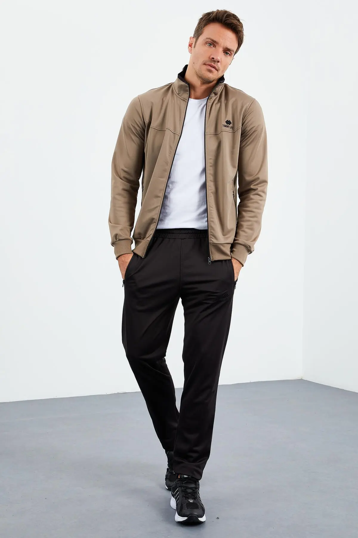 Camel - Siyah Dik Yaka Fermuarlı Standart Kalıp Klasik Paça Erkek Eşofman Takımı - 85162