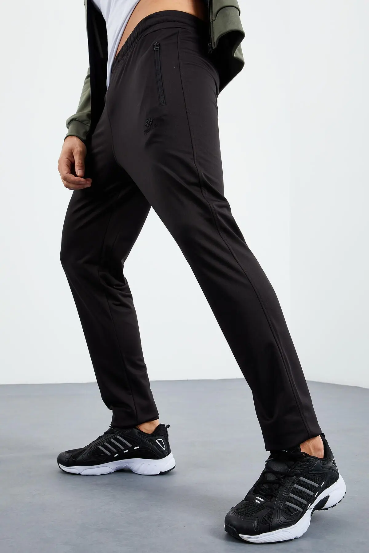 Çağla - Siyah Dik Yaka Fermuarlı Standart Kalıp Klasik Paça Erkek Eşofman Takımı - 85162