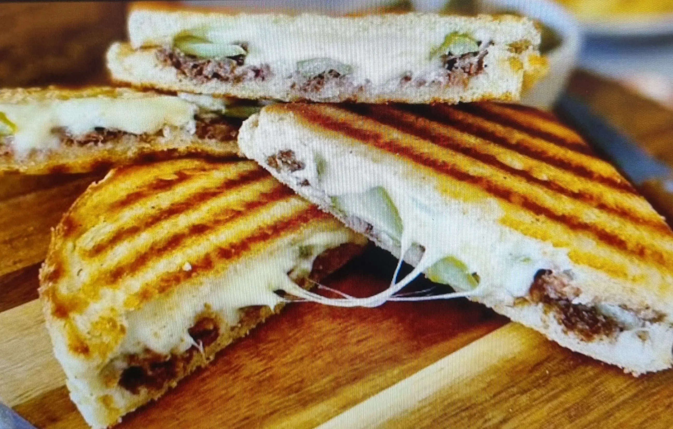 Kavurmalı Kaşarlı Tost