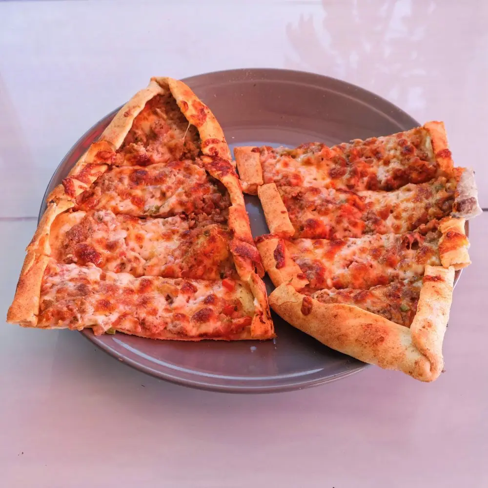 Sucuklu Kaşarlı Pide